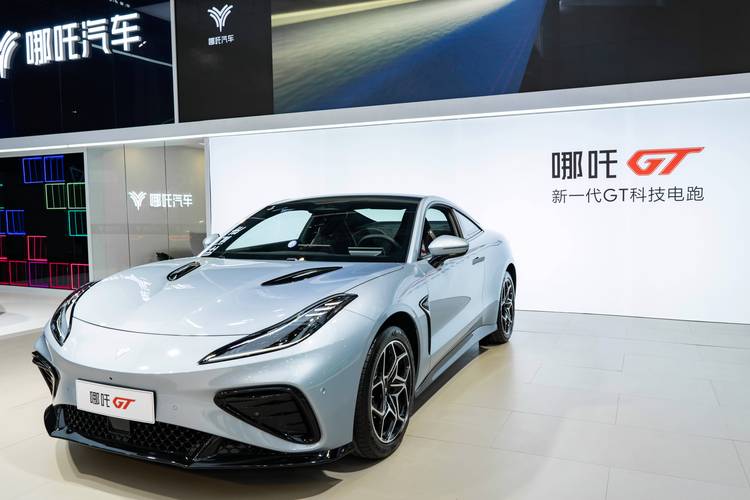 广州48哪吒汽车在智能汽车领域的表现，领途汽车在新能源汽车市场中的影响力